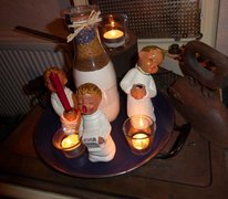 3 singende Keramik-Weihnachtsengel mit drei Teelichtern als Deko.